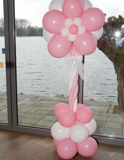 Ballonpilaar met bloem babyshowe